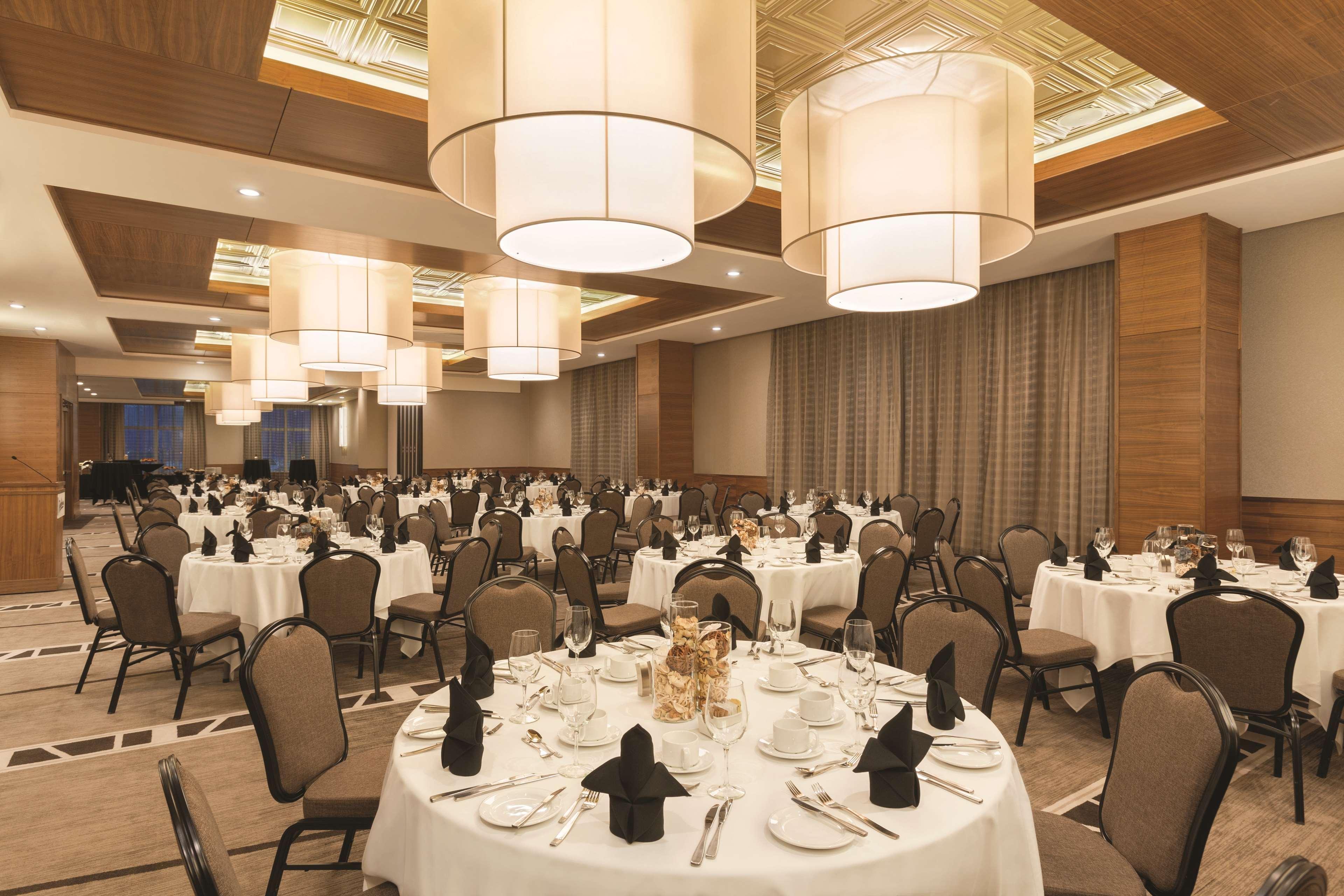 Radisson Hotel & Conference Centre Calgary Airport Exterior foto