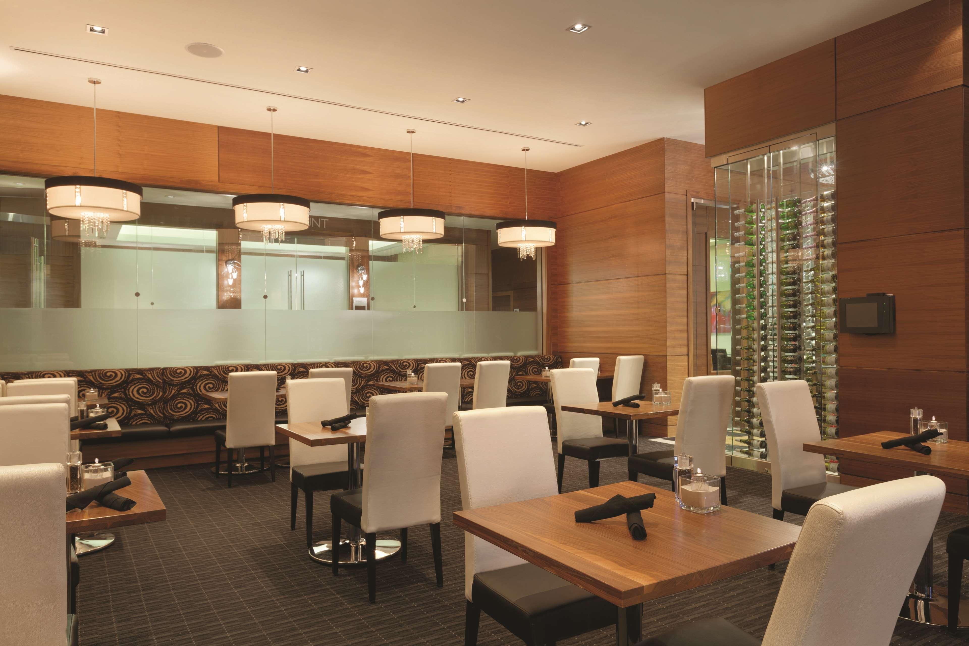 Radisson Hotel & Conference Centre Calgary Airport Exterior foto